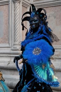 Les costumés du carnaval de Venise devant l'église San Zaccaria.