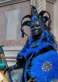 Les costumés du carnaval de Venise devant l'église San Zaccaria.