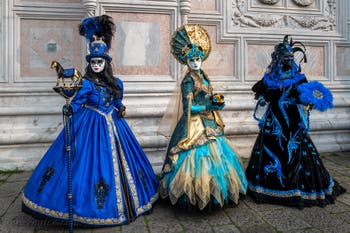 Les costumés du carnaval de Venise devant l'église San Zaccaria.