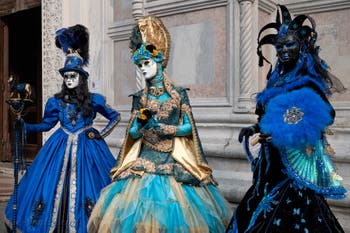 Les costumés du carnaval de Venise devant l'église San Zaccaria.