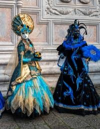 Les costumés du carnaval de Venise devant l'église San Zaccaria.