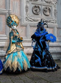 Les costumés du carnaval de Venise devant l'église San Zaccaria.