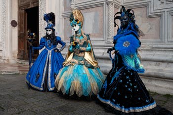 Les costumés du carnaval de Venise devant l'église San Zaccaria.