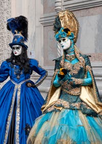 Les costumés du carnaval de Venise devant l'église San Zaccaria.