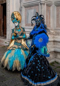 Les costumés du carnaval de Venise devant l'église San Zaccaria.