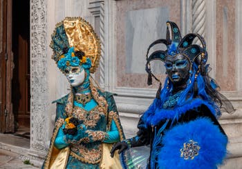 Les costumés du carnaval de Venise devant l'église San Zaccaria.