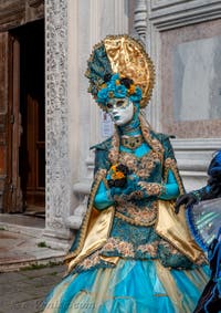 Les costumés du carnaval de Venise devant l'église San Zaccaria.