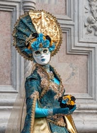 Les costumés du carnaval de Venise devant l'église San Zaccaria.