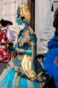 Les costumés du carnaval de Venise devant l'église San Zaccaria.