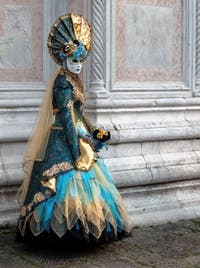 Les costumés du carnaval de Venise devant l'église San Zaccaria.