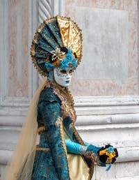 Les costumés du carnaval de Venise devant l'église San Zaccaria.