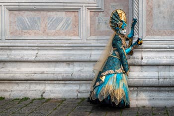 Les costumés du carnaval de Venise devant l'église San Zaccaria.