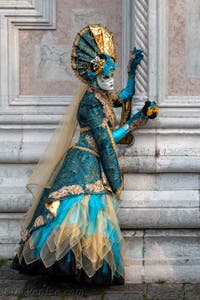 Les costumés du carnaval de Venise devant l'église San Zaccaria.