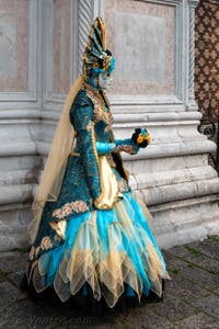 Les costumés du carnaval de Venise devant l'église San Zaccaria.