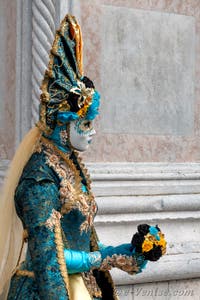 Les costumés du carnaval de Venise devant l'église San Zaccaria.