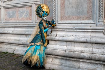 Les costumés du carnaval de Venise devant l'église San Zaccaria.