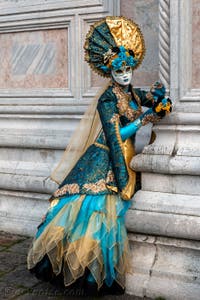 Les costumés du carnaval de Venise devant l'église San Zaccaria.