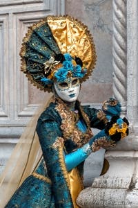 Les costumés du carnaval de Venise devant l'église San Zaccaria.