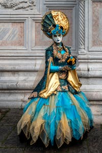 Les costumés du carnaval de Venise devant l'église San Zaccaria.