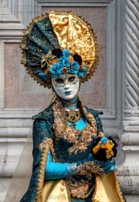 Les costumés du carnaval de Venise devant l'église San Zaccaria.