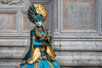 Les costumés du carnaval de Venise devant l'église San Zaccaria.