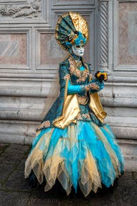 Les costumés du carnaval de Venise devant l'église San Zaccaria.