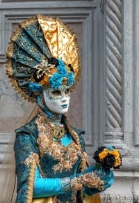 Les costumés du carnaval de Venise devant l'église San Zaccaria.