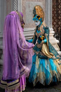 Les costumés du carnaval de Venise devant l'église San Zaccaria.