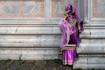 Les costumés du carnaval de Venise devant l'église San Zaccaria.