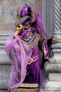 Les costumés du carnaval de Venise devant l'église San Zaccaria.