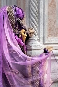 Les costumés du carnaval de Venise devant l'église San Zaccaria.