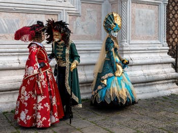 Les costumés du carnaval de Venise devant l'église San Zaccaria.