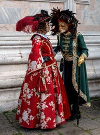 Les costumés du carnaval de Venise devant l'église San Zaccaria.