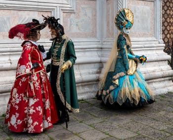 Les costumés du carnaval de Venise devant l'église San Zaccaria.