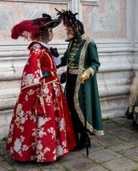 Les costumés du carnaval de Venise devant l'église San Zaccaria.