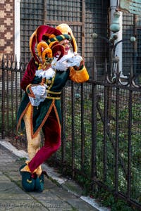 Les costumés du carnaval de Venise devant l'église San Zaccaria.