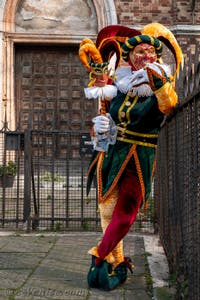 Les costumés du carnaval de Venise devant l'église San Zaccaria.