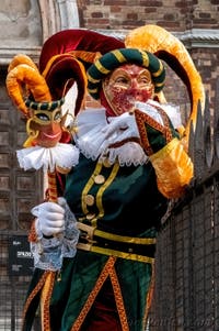 Les costumés du carnaval de Venise devant l'église San Zaccaria.