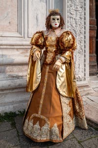 Les costumés du carnaval de Venise devant l'église San Zaccaria.