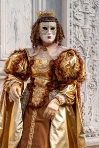 Les costumés du carnaval de Venise devant l'église San Zaccaria.