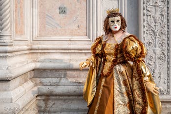 Les costumés du carnaval de Venise devant l'église San Zaccaria.