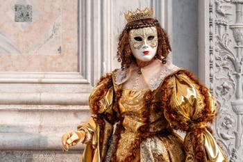 Les costumés du carnaval de Venise devant l'église San Zaccaria.