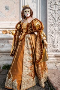 Les costumés du carnaval de Venise devant l'église San Zaccaria.