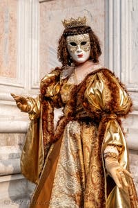 Les costumés du carnaval de Venise devant l'église San Zaccaria.