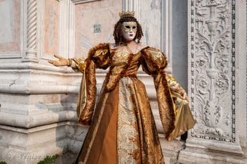 Les costumés du carnaval de Venise devant l'église San Zaccaria.