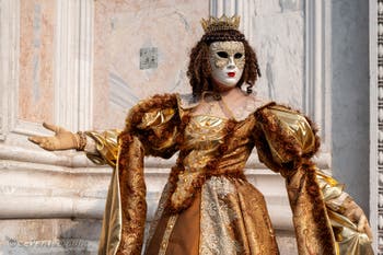 Les costumés du carnaval de Venise devant l'église San Zaccaria.