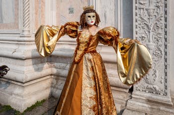 Les costumés du carnaval de Venise devant l'église San Zaccaria.