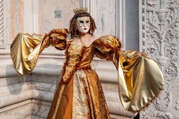 Les costumés du carnaval de Venise devant l'église San Zaccaria.