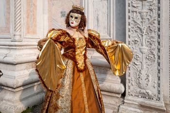 Les costumés du carnaval de Venise devant l'église San Zaccaria.