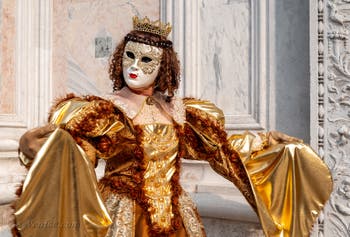 Les costumés du carnaval de Venise devant l'église San Zaccaria.